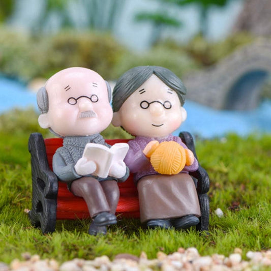 Mini Loving Elderly Couple Figurines Wedding Couple Figurines Tabletop Ornaments, Resin Wedding Anniversary Statues Home Decoration